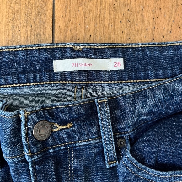 Levis Medium Wash 711 Skinny Jeans (Size 28) - Picture 4 of 10